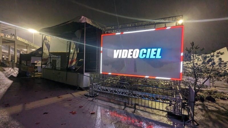 Ecran géant pour diffusion en direct de la course sur l'espace commerçants